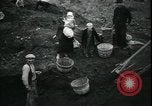 Immagine di Il popolo americano per il recupero carburante nella grande depressione Gary Indiana USA, 1931, secondo 26 filmato di repertorio 65675076859
