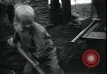Immagine di Il popolo americano per il recupero carburante nella grande depressione Gary Indiana USA, 1931, secondo 27 filmato di repertorio 65675076859