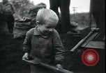 Immagine di Il popolo americano per il recupero carburante nella grande depressione Gary Indiana USA, 1931, secondo 30 filmato di repertorio 65675076859