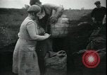 Immagine di Il popolo americano per il recupero carburante nella grande depressione Gary Indiana USA, 1931, secondo 34 filmato di repertorio 65675076859