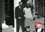 Image Franklin Delano Roosevelt avec petit-enfant et à la convention Chicago Illinois USA, 1932, de la seconde 3 séquences d'archives historiques vidéo 65675076864