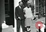 Image Franklin Delano Roosevelt avec petit-enfant et à la convention Chicago Illinois USA, 1932, de la seconde 5 séquences d'archives historiques vidéo 65675076864