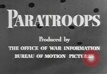 Standbild amerikanischen Fallschirmjäger United States USA, 1943, aus Sekunde 10 historischem Filmmaterial Videoclip 65675076952