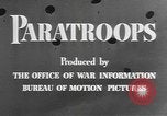 Standbild amerikanischen Fallschirmjäger United States USA, 1943, aus Sekunde 11 historischem Filmmaterial Videoclip 65675076952