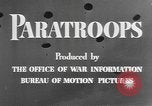 Standbild amerikanischen Fallschirmjäger United States USA, 1943, aus Sekunde 12 historischem Filmmaterial Videoclip 65675076952