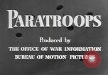 Standbild amerikanischen Fallschirmjäger United States USA, 1943, aus Sekunde 15 historischem Filmmaterial Videoclip 65675076952