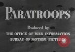 Standbild amerikanischen Fallschirmjäger United States USA, 1943, aus Sekunde 16 historischem Filmmaterial Videoclip 65675076952