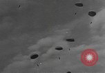 Standbild amerikanischen Fallschirmjäger United States USA, 1943, aus Sekunde 17 historischem Filmmaterial Videoclip 65675076952