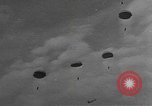 Standbild amerikanischen Fallschirmjäger United States USA, 1943, aus Sekunde 19 historischem Filmmaterial Videoclip 65675076952