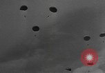 Standbild amerikanischen Fallschirmjäger United States USA, 1943, aus Sekunde 21 historischem Filmmaterial Videoclip 65675076952