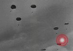 Standbild amerikanischen Fallschirmjäger United States USA, 1943, aus Sekunde 22 historischem Filmmaterial Videoclip 65675076952