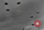 Standbild amerikanischen Fallschirmjäger United States USA, 1943, aus Sekunde 23 historischem Filmmaterial Videoclip 65675076952