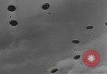 Standbild amerikanischen Fallschirmjäger United States USA, 1943, aus Sekunde 24 historischem Filmmaterial Videoclip 65675076952