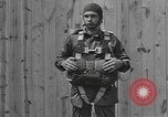 Standbild amerikanischen Fallschirmjäger United States USA, 1943, aus Sekunde 3 historischem Filmmaterial Videoclip 65675076953