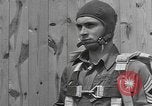Standbild amerikanischen Fallschirmjäger United States USA, 1943, aus Sekunde 6 historischem Filmmaterial Videoclip 65675076953