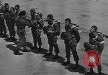 Standbild amerikanischen Fallschirmjäger United States USA, 1943, aus Sekunde 10 historischem Filmmaterial Videoclip 65675076953