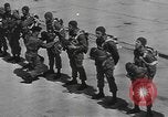 Standbild amerikanischen Fallschirmjäger United States USA, 1943, aus Sekunde 11 historischem Filmmaterial Videoclip 65675076953