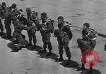 Standbild amerikanischen Fallschirmjäger United States USA, 1943, aus Sekunde 12 historischem Filmmaterial Videoclip 65675076953