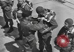 Standbild amerikanischen Fallschirmjäger United States USA, 1943, aus Sekunde 14 historischem Filmmaterial Videoclip 65675076953