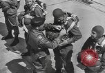 Standbild amerikanischen Fallschirmjäger United States USA, 1943, aus Sekunde 15 historischem Filmmaterial Videoclip 65675076953