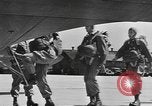 Standbild amerikanischen Fallschirmjäger United States USA, 1943, aus Sekunde 17 historischem Filmmaterial Videoclip 65675076953