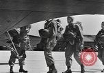 Standbild amerikanischen Fallschirmjäger United States USA, 1943, aus Sekunde 18 historischem Filmmaterial Videoclip 65675076953