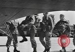 Standbild amerikanischen Fallschirmjäger United States USA, 1943, aus Sekunde 19 historischem Filmmaterial Videoclip 65675076953