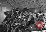 Standbild amerikanischen Fallschirmjäger United States USA, 1943, aus Sekunde 40 historischem Filmmaterial Videoclip 65675076953
