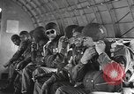 Standbild amerikanischen Fallschirmjäger United States USA, 1943, aus Sekunde 41 historischem Filmmaterial Videoclip 65675076953