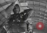 Standbild amerikanischen Fallschirmjäger United States USA, 1943, aus Sekunde 48 historischem Filmmaterial Videoclip 65675076953
