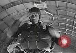 Standbild amerikanischen Fallschirmjäger United States USA, 1943, aus Sekunde 49 historischem Filmmaterial Videoclip 65675076953