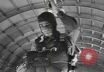 Standbild amerikanischen Fallschirmjäger United States USA, 1943, aus Sekunde 51 historischem Filmmaterial Videoclip 65675076953