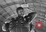Standbild amerikanischen Fallschirmjäger United States USA, 1943, aus Sekunde 53 historischem Filmmaterial Videoclip 65675076953