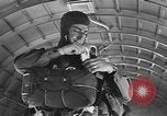 Standbild amerikanischen Fallschirmjäger United States USA, 1943, aus Sekunde 55 historischem Filmmaterial Videoclip 65675076953