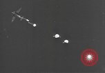 Standbild amerikanischen Fallschirmjäger United States USA, 1943, aus Sekunde 22 historischem Filmmaterial Videoclip 65675076955