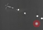Standbild amerikanischen Fallschirmjäger United States USA, 1943, aus Sekunde 23 historischem Filmmaterial Videoclip 65675076955