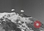 Standbild amerikanischen Fallschirmjäger United States USA, 1943, aus Sekunde 26 historischem Filmmaterial Videoclip 65675076955