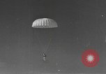 Standbild amerikanischen Fallschirmjäger United States USA, 1943, aus Sekunde 38 historischem Filmmaterial Videoclip 65675076955