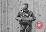 Standbild amerikanischen Fallschirmjäger Fort Bragg North Carolina USA, 1942, aus Sekunde 1 historischem Filmmaterial Videoclip 65675076957