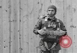 Standbild amerikanischen Fallschirmjäger Fort Bragg North Carolina USA, 1942, aus Sekunde 19 historischem Filmmaterial Videoclip 65675076957