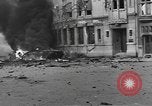 Immagine di La masterizzazione di veicolo blindato in città Nijmegen Paesi Bassi, 1944, secondo 13 filmato di repertorio 65675076969