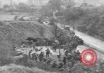 Standbild amerikanische Armee 29 Division Truppen Eygelshoven Niederlande, 1944, aus Sekunde 8 historischem Filmmaterial Videoclip 65675076975