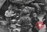 Standbild amerikanische Armee 29 Division Truppen Eygelshoven Niederlande, 1944, aus Sekunde 22 historischem Filmmaterial Videoclip 65675076975