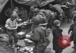 Standbild amerikanische Armee 29 Division Truppen Eygelshoven Niederlande, 1944, aus Sekunde 23 historischem Filmmaterial Videoclip 65675076975