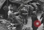 Standbild amerikanische Armee 29 Division Truppen Eygelshoven Niederlande, 1944, aus Sekunde 24 historischem Filmmaterial Videoclip 65675076975