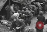 Standbild amerikanische Armee 29 Division Truppen Eygelshoven Niederlande, 1944, aus Sekunde 25 historischem Filmmaterial Videoclip 65675076975