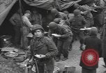 Standbild amerikanische Armee 29 Division Truppen Eygelshoven Niederlande, 1944, aus Sekunde 26 historischem Filmmaterial Videoclip 65675076975