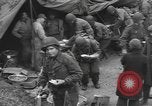 Standbild amerikanische Armee 29 Division Truppen Eygelshoven Niederlande, 1944, aus Sekunde 27 historischem Filmmaterial Videoclip 65675076975