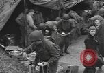 Standbild amerikanische Armee 29 Division Truppen Eygelshoven Niederlande, 1944, aus Sekunde 30 historischem Filmmaterial Videoclip 65675076975