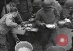 Standbild amerikanische Armee 29 Division Truppen Eygelshoven Niederlande, 1944, aus Sekunde 31 historischem Filmmaterial Videoclip 65675076975